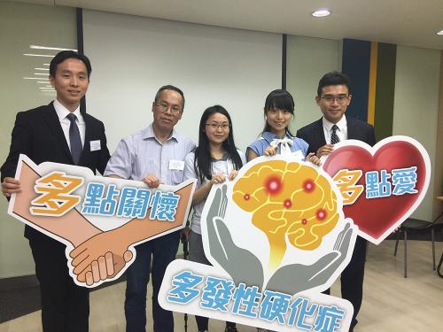 19岁的宝琦(右二)与27岁的镁均(中)鼓励所有病患积极接受治疗，“与病共存”，好好生活。图片来源：香港大公报