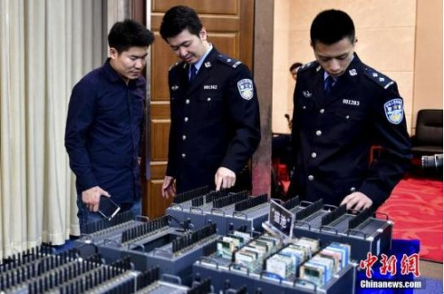 资料图：2016年12月25日，在广东全省21市警方联手开展的“安网7号”打击收网行动中，侦破案件120余宗，450余名犯罪嫌疑人因盗窃公民个人信息被抓获，缴获公民个人信息2.3亿条。图为犯罪嫌疑人使用的作案工具。<a target='_blank' href='http://www.chinanews.com/'>中新社</a>记者 陈骥旻 摄