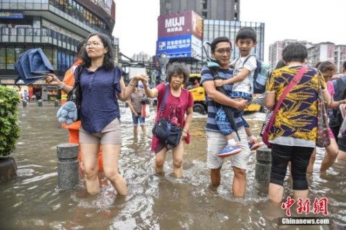 资料图：5月24日，广州江燕路，市民“踏浪”出行。<a target='_blank' href='http://www.chinanews.com/'>中新社</a>记者 陈骥旻 摄