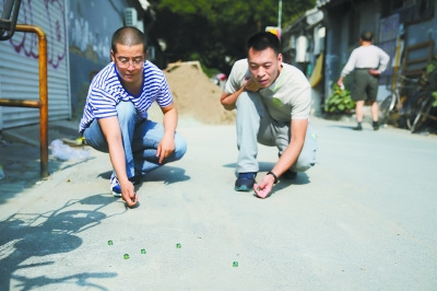 弹球，和发小重温儿时游戏。