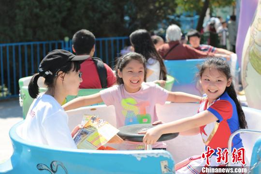 打工子弟畅游欢乐谷。　徐晓磊 摄