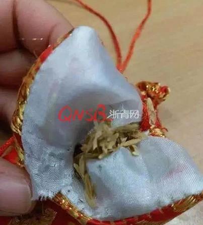杭州一女子给孩子买了五个香囊，味道刺鼻打开一看惊呆了！