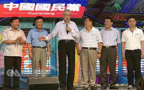 中国国民党主席当选人吴敦义(左3)1日到嘉义县党部谢票时表示，2018选举，一定要很认真布局才能稳住，最终目标是在2020年再赢回当局执政权。中央社记者黄国芳摄