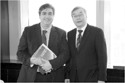     2016年5月，全国工商联副主席、上海市工商联主席王志雄（右一）向葡萄牙外交部副部长、国务秘书乔治·科斯塔·奥利维拉赠送由该会在自贸试验区制度创新第三方评估中编制的上海自贸区政策汇编。该汇编已成为受到国外和外省市政府、企业欢迎的“工具书”。