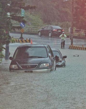 台湾暴雨成灾 第一核能发电厂2号机电塔倒塌