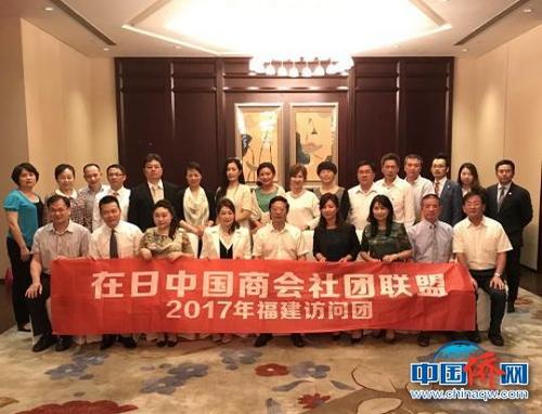 中国侨网资料图：厦门市委副书记陈秋雄（前中）会见以陈秀姐为团长的访问团一行。郑松波 摄