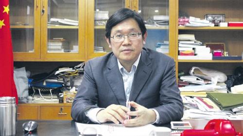 中国侨网江苏省侨办主任王华接受《欧洲时报》专访。（《欧洲时报》/侯诣村 摄）