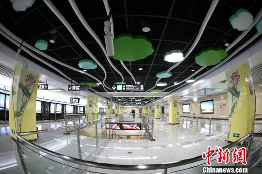成都地铁4号线二期工程在装修细节更加注重功能性、人性化。　田毅 摄