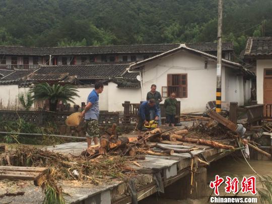 强降雨袭击致福建新罗2400多人受灾