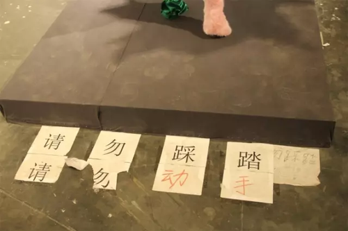 毕业展作品被盗皮皮虾也遭殃 学生贴26个勿触碰
