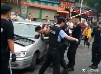 武汉街头一男子赤身裸体当街捅路人 致1死3伤