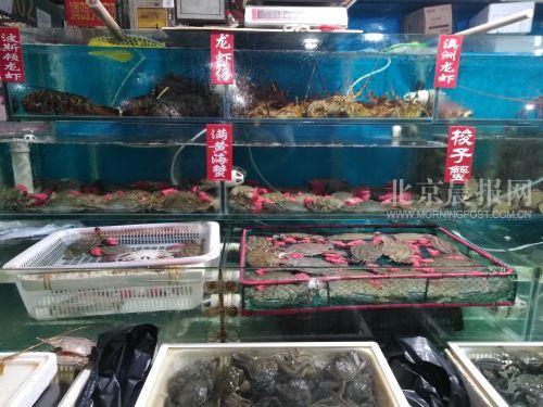蟹“困”吸水绳 虾“忙”成网红 探访虾蟹市场