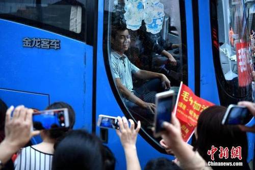 图为6月5日，家长欢送考生现场。
