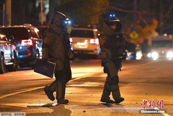 下午6时左右，劫持者露面与警方交火，劫持者被击毙，被劫持的年轻女性安全获救。3名警察在交火中受伤，其中2人被送往医院。图为澳大利亚警方拆弹小组成员在事发地点附近。