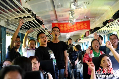 资料图：2017年6月5日，乘坐“高考专列”的学生在车厢内集体加油助威。<a target='_blank' href='http://www.chinanews.com/'>中新社</a>记者 王舒 摄