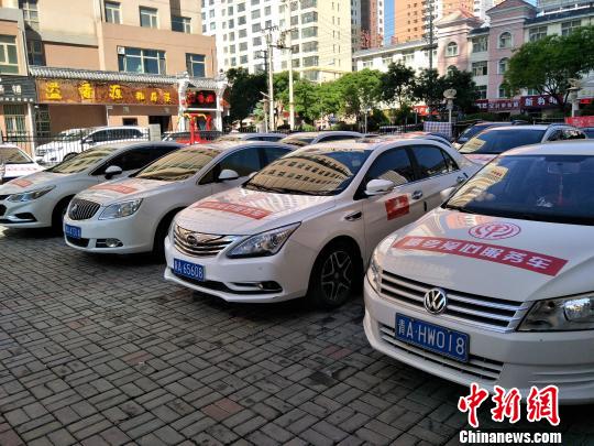 图为青海省高考爱心服务车集结。　张添福 摄