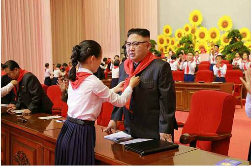 少年团员给金正恩系红领巾。