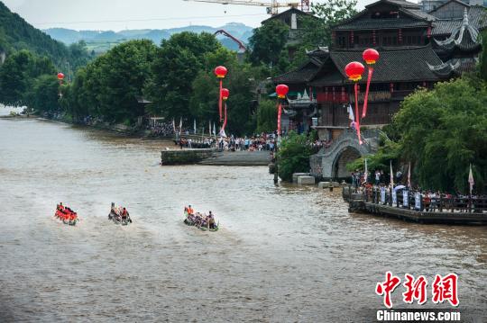 中国侨网2017多彩贵州·凯里国际龙舟邀请赛现场　杨春岚　摄