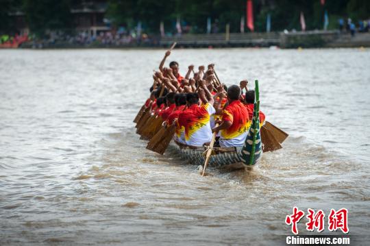2017多彩贵州？凯里国际龙舟邀请赛现场 杨春岚 摄