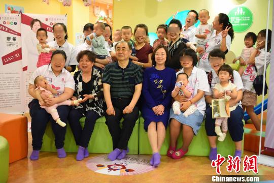 图为6日部分“试管宝宝”及父母与当年培育他们的医生和专家合影。　徐兆华 摄