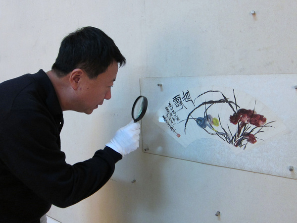 4、盛鸣在湘潭齐白石纪念馆研究齐白石扇面作品