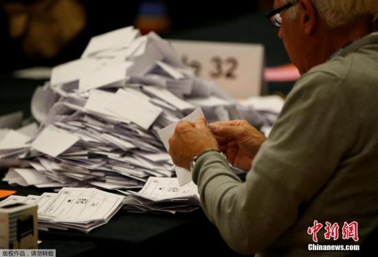 在这场大选的竞选过程中，保守党主打“脱欧牌”，强调只有保守党才能带领英国顺利脱离欧盟。而工党则提出一系列“劫富济贫”的主张，包括向富人增加征税、免除大学学费、能源和铁路国有化等。图为肯德尔投票站内，工作人员正在忙碌。