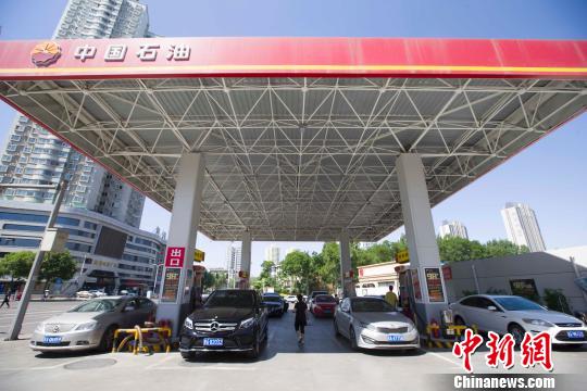 山西太原，车辆正在加油站加油。　张云 摄