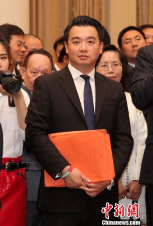 6月9日，英国大选陆续揭晓各选区选举结果，在汉普郡哈文特选区，代表保守党参选的华裔候选人麦艾伦(Alan Mak)再次当选，连任英国议会下议院议员。周兆军 摄