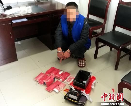 图为毒犯指认毒品 孙如健 摄