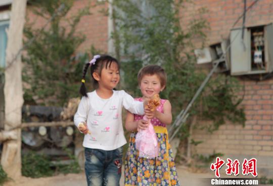 图为张义兵的女儿璐璐和哈萨克族妹妹的女儿亲如姐妹。　樊晓丽 摄