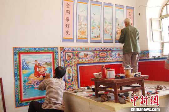 煤省山西的资源型大县长治襄垣正极力拓展文化产业，令非遗传承人有饭吃。图为襄垣炕围画。　张羽 摄