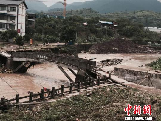 暴雨致重庆逾10万人受灾死亡2人损失近7000万