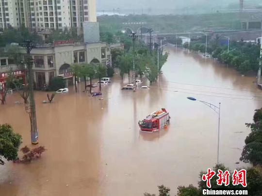 图为一辆救援车被困水中。　钟欣 摄