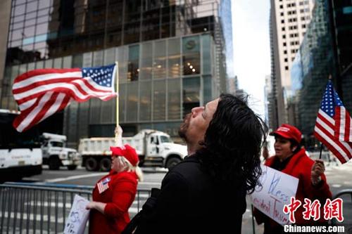 当地时间5月4日，支持者在纽约特朗普大厦前迎候特朗普总统的到来。当日，美国总统特朗普就职后首次回到家乡纽约。 <a target='_blank' href='http://www.chinanews.com/'>中新社</a>记者 廖攀 摄