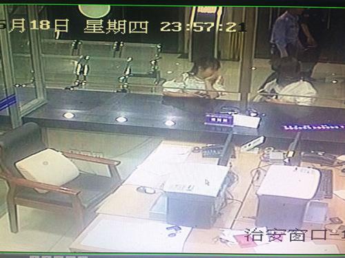 图说：车某姐妹二人前往派出所报案。警方图