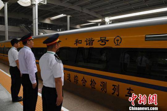 资料图。6月2日，随着一列动车检测车从宝鸡南站驶出，标志着中国首条贯通丝绸之路经济带的高铁――宝(宝鸡)兰(兰州)高铁进入全线拉通试验阶段。　杨艳敏摄