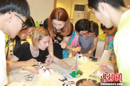 中国侨网中白师生共画脸谱。　关天冲　摄