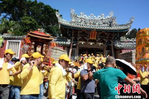 图为巡回“祈福”活动。　张金川 摄