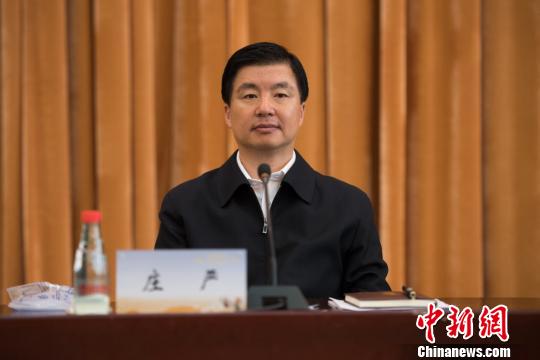 图为6月13日，西藏自治区党委副书记庄严出席“中央企业援藏干部暨西藏区属企业到中央企业挂职干部座谈会”。　何蓬磊 摄