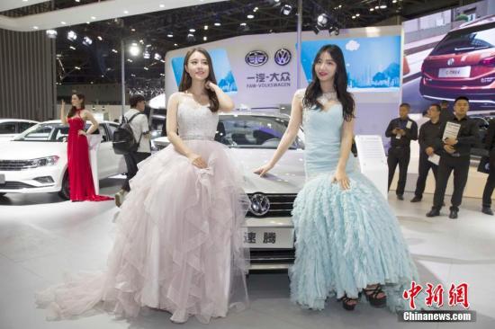资料图：太原国际车展开幕，靓丽车模吸睛。<a target='_blank' href='http://www.chinanews.com/'>中新社</a>记者 张云 摄