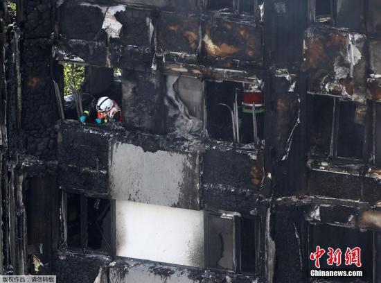 据外媒报道，继伦敦救护车服务部门之后，英国国民保健服务系统(NHS)进一步更新消息称，目前，伦敦多家医院共收治了74名西区高层公寓楼火灾伤者，其中20人接受重症监护。图为消防员在火灾现场调查。