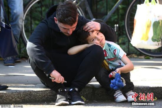 英国伦敦警方证实，该市6月14日发生的高层公寓楼火灾已经造成6人死亡，预计死亡人数将进一步上升。图为撤离火场的一位小男孩神情落寞。