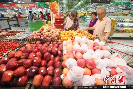 资料图：山西太原，民众在超市选购水果。　张云 摄