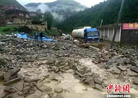 泥石流冲毁公路。　钟欣 摄