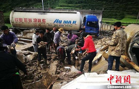 泥石流导致道路通行中断。　钟欣 摄