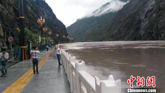 大渡河河水猛涨，民众拍照。　钟欣 摄