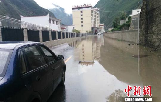 道路被洪水淹没。　钟欣 摄