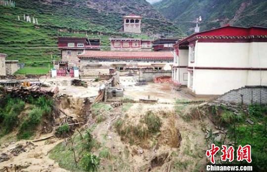 洪水过后受灾的民房。　钟欣 摄