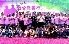     “致公微善行”活动的爱心妈妈们与孩子们欢乐合影。
