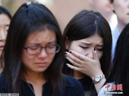 资料图：当地时间2014年8月1日，美国加州，南加州大学学生悼念遇袭身亡的中国留学生纪欣然。